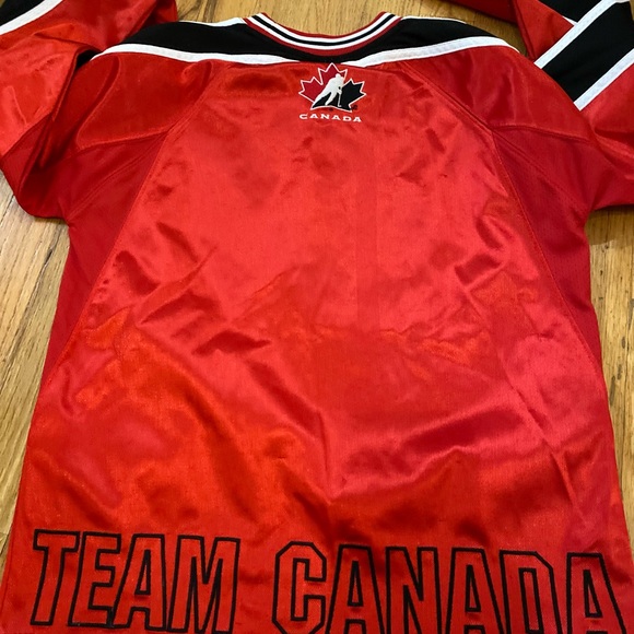 Y M used in good condition team Canada jersey. - Picture 4 of 4